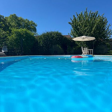 Entire Apartment With Swimming Pool Near Aubeterre Saint-Romain  外观 照片