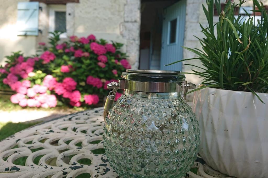 Entire Apartment With Swimming Pool Near Aubeterre Saint-Romain  外观 照片