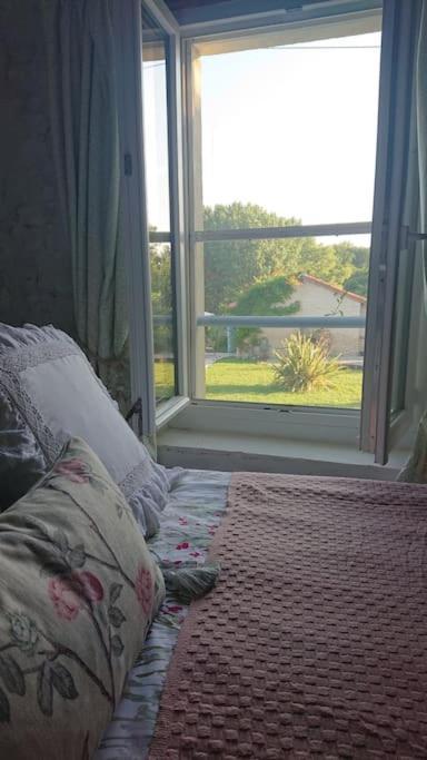 Entire Apartment With Swimming Pool Near Aubeterre Saint-Romain  外观 照片