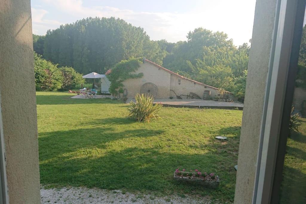 Entire Apartment With Swimming Pool Near Aubeterre Saint-Romain  外观 照片
