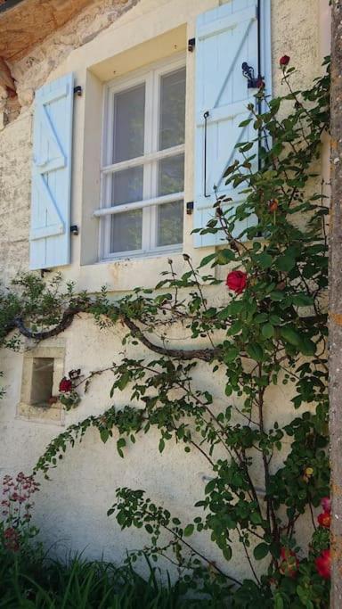 Entire Apartment With Swimming Pool Near Aubeterre Saint-Romain  外观 照片