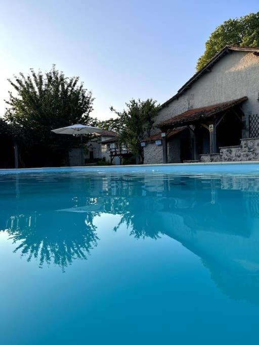 Entire Apartment With Swimming Pool Near Aubeterre Saint-Romain  外观 照片