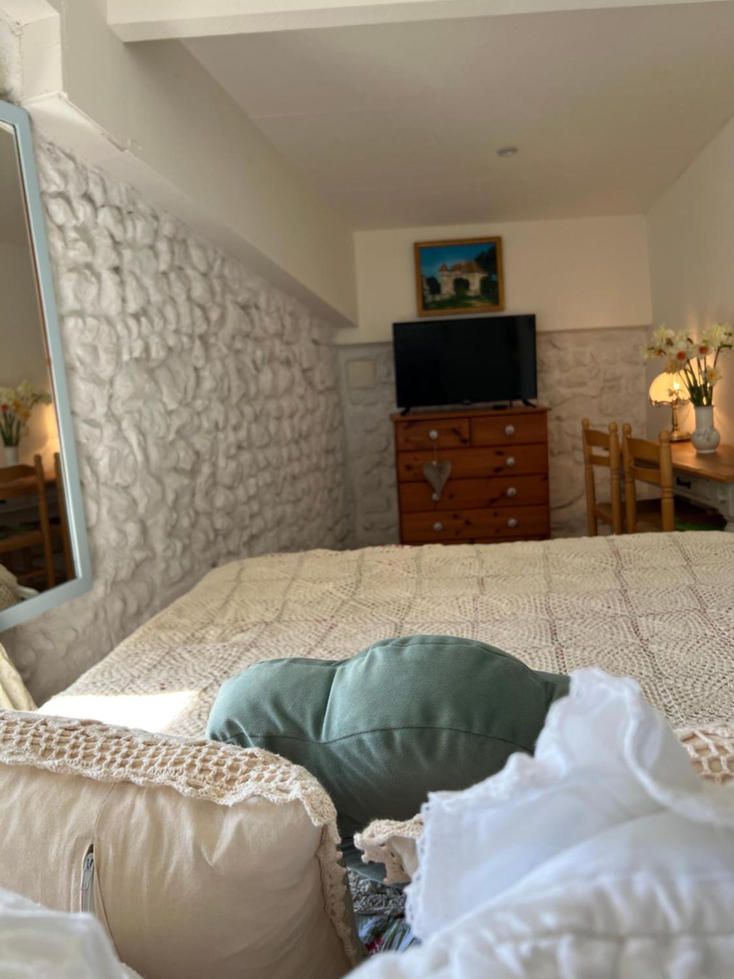 Entire Apartment With Swimming Pool Near Aubeterre Saint-Romain  外观 照片
