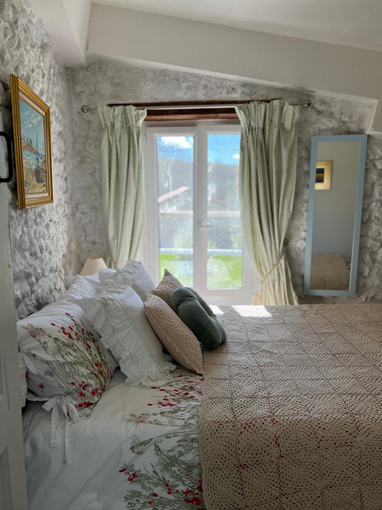 Entire Apartment With Swimming Pool Near Aubeterre Saint-Romain  外观 照片