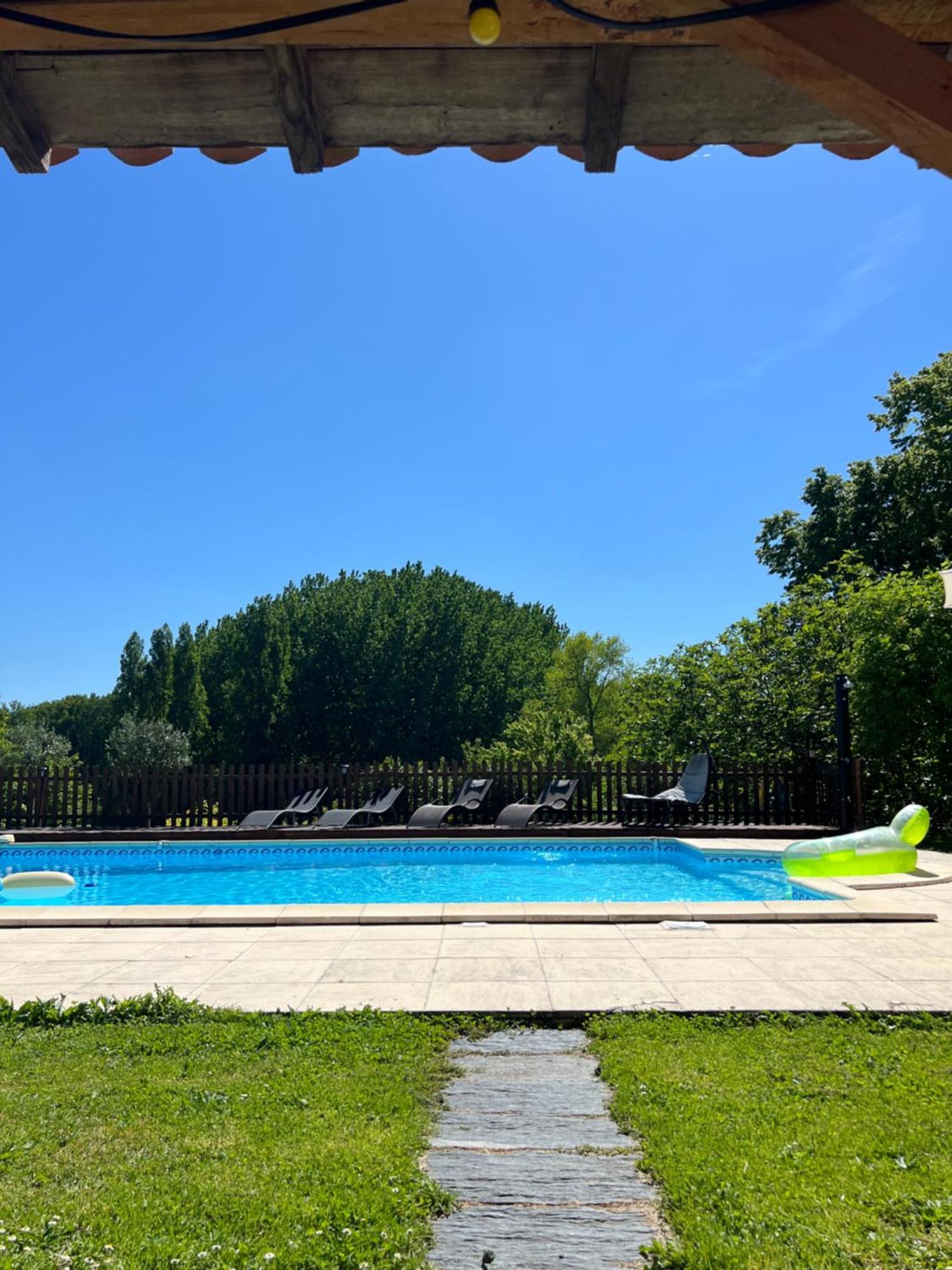 Entire Apartment With Swimming Pool Near Aubeterre Saint-Romain  外观 照片