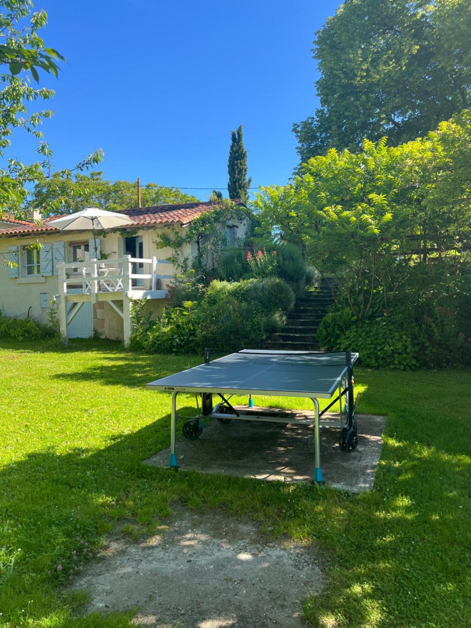 Entire Apartment With Swimming Pool Near Aubeterre Saint-Romain  外观 照片