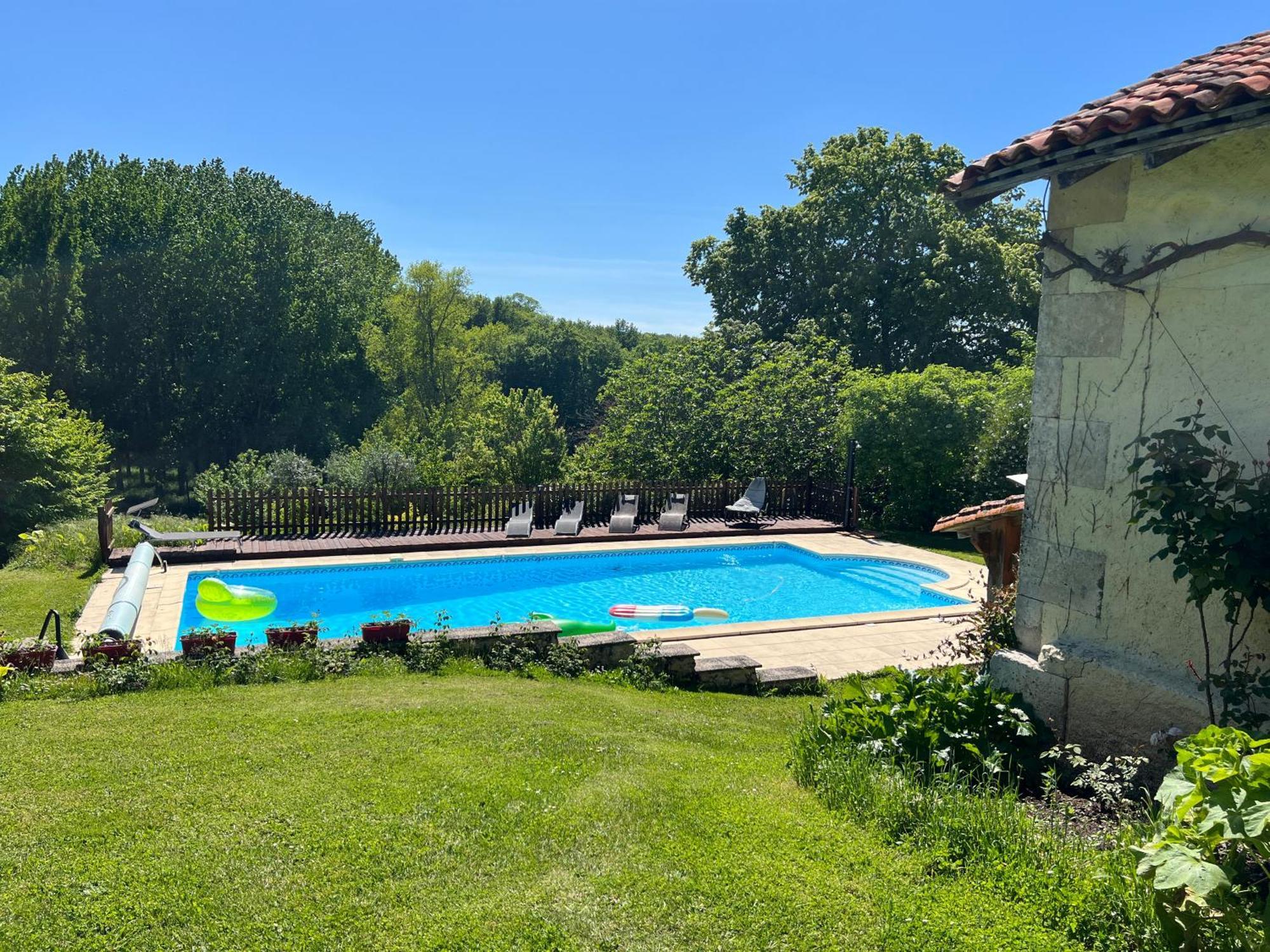 Entire Apartment With Swimming Pool Near Aubeterre Saint-Romain  外观 照片