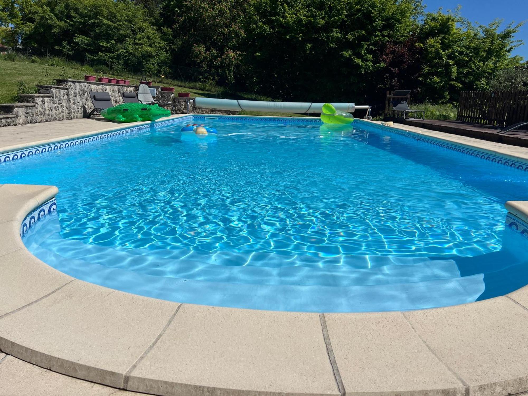 Entire Apartment With Swimming Pool Near Aubeterre Saint-Romain  外观 照片